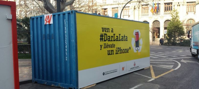 For another year SAV sponsors the campaign #aDarLaLata from City Hall, Valencia.  Donate your tin cans at the mascletà and win an iPhone 6!